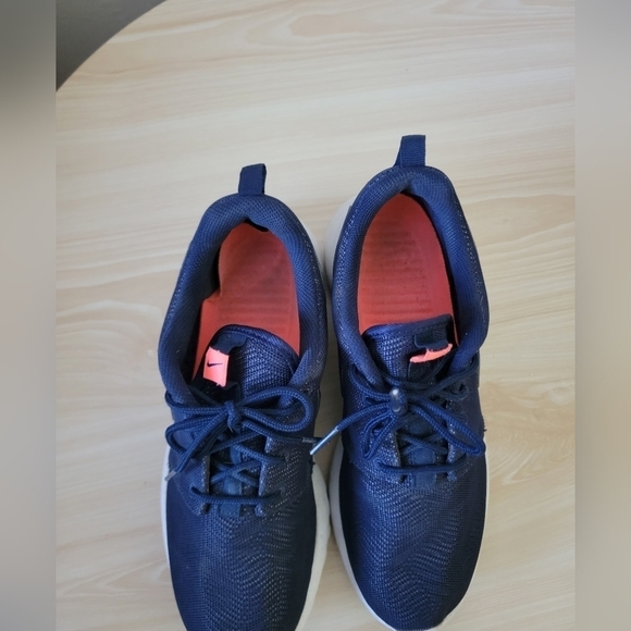 WMNS NIKE ROSHE ONE MOIRE OBSIDIAN/ WHITE/ BRIGHT MANGO size 7.5 - Picture 4 of 11